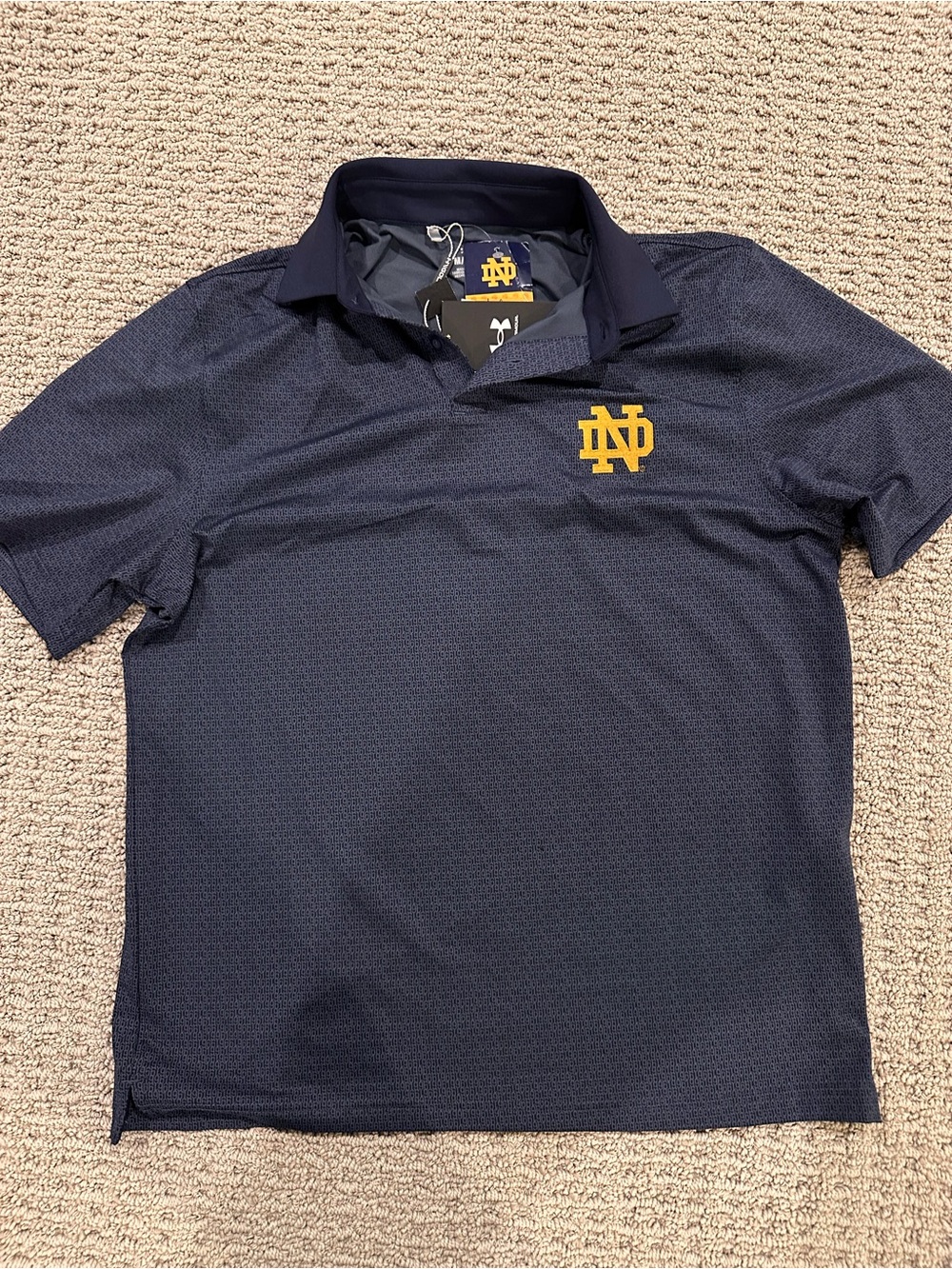 Men’s Under Armour Notre Dame Navy Golf Polo Shirt with Gold ND Logo Medium NWT